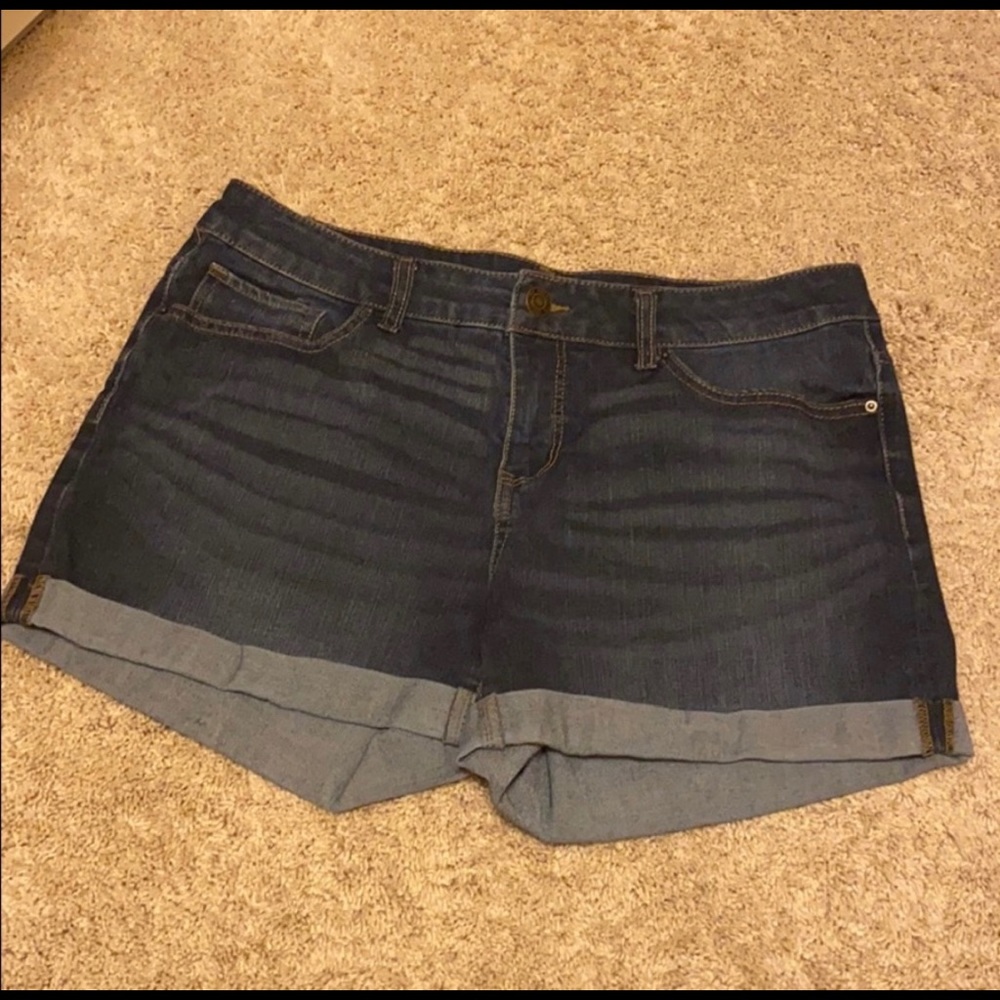 Time and Tru Mid Rise Shorts